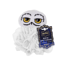 Load image into Gallery viewer, arry Potter Hedwig body exfoliator by Mad Beauty, featuring a white bath pouf with a soft Hedwig owl face topper and a blue decorative hang tag, shown on a white background.
